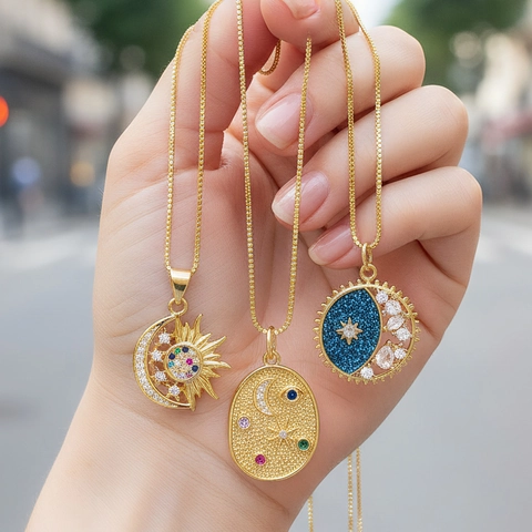 Collana con Pendente a Luna e Stella in Rame e Zirconia Boho Collana a Disco Rotondo Celeste Placcata in Oro per Gioielli da Donna