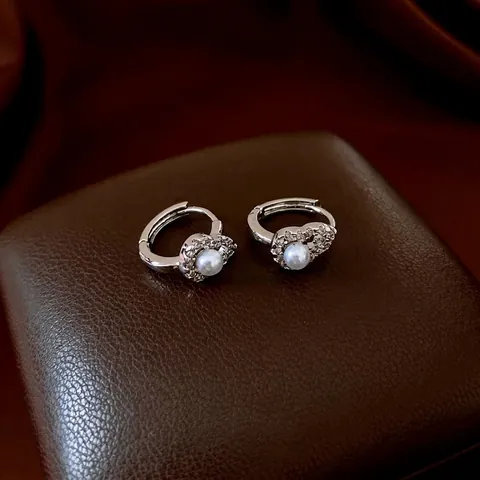 Hartvormige Faux Kunstparel Huggie Hoop Oorbellen Met Zirkoon Koper En 925 Sterling Zilveren Oorsteker Elegante Sieraden Voor Dames