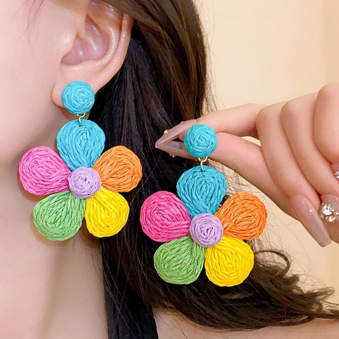 Bohemian Woven Raffia Flower Drop Earrings Summer Beach Vacation Straw Floral Statement Earrings For Women Ethnic Jewelry Gift