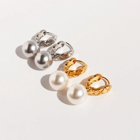 Pendientes de Aro de Latón Vintage Con Patrón Acolchado Y Perlas Artificiales Redondas Pendientes Elegantes en U para Mujer Joyas de Oficina