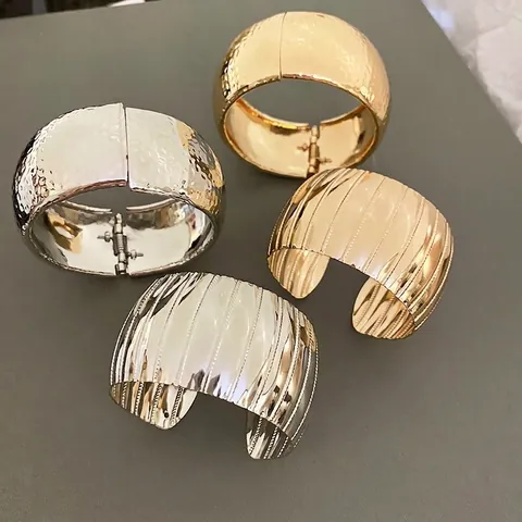 Φαρδύ Βραχιόλι Cuff Μεταλλικό Με Σφυρήλατη Και Ραβδωτή Υφή Γεωμετρικό Κόσμημα Μόδας Για Γυναίκες