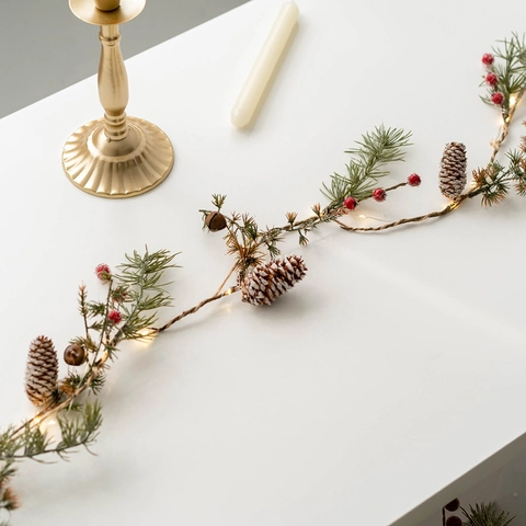 Catena Di Luci LED Di Natale Con Pigne Bacche Rosse Aghi Di Pino Campanelli Per Decorazioni Festive Della Casa Ghirlanda
