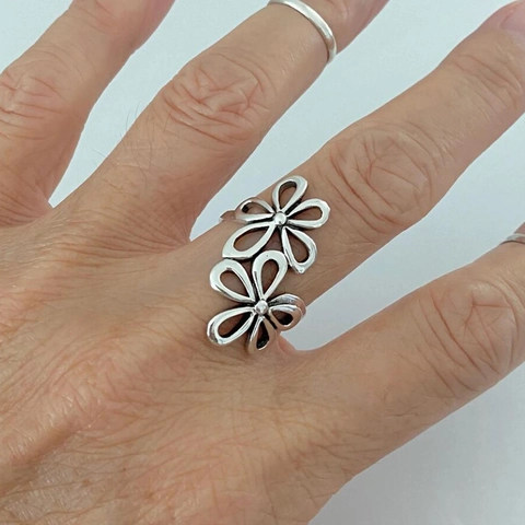 Anillo Abierto de Aleación de Doble Flor Hueca Vintage para Mujer Color Plata Minimalista Ajustable Joyería Anillo de Dedo Accesorio