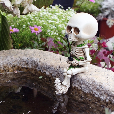 Resin Fishing Skeleton Figurine With Fishing Rod Fish Bone Garden Outdoor Pond Desktop Halloween Ornament Micro Landscape