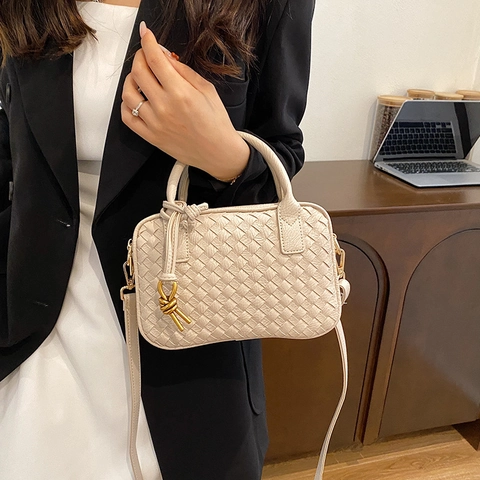 Gewebte Handtasche Damen PU Leder Umhängetasche Goldene Hardware Knoten Detail Abnehmbarer Riemen Chic Boston Stil