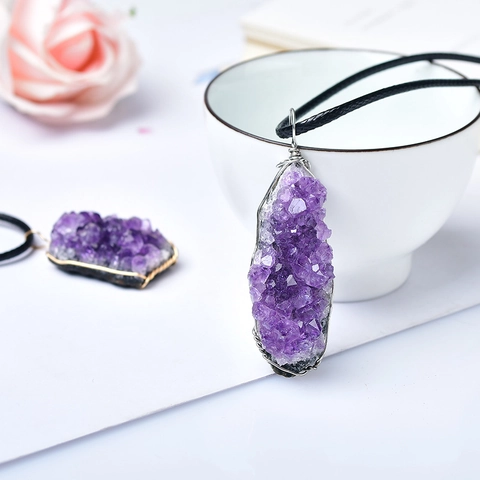Collana Con Pendente a Grappolo Di Ametista Naturale Fatta a Mano Avvolta Nel Filo Pietra Grezza Viola Cristallo Con Cordino Nero