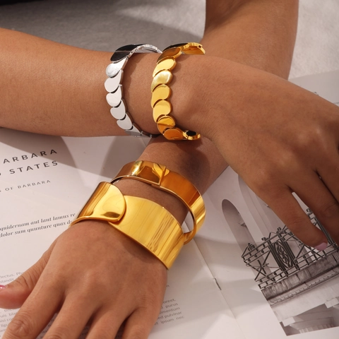 Bracciale Rigido Largo Lucido Minimalista Chic In Acciaio Inossidabile Al Titanio Superficie Liscia Gioielli Moderni Per Donna