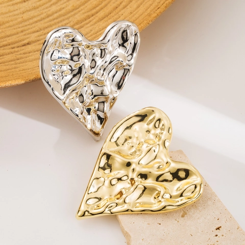 Spilla Cuore Plissettato Irregolare in Acciaio Inossidabile Design Minimalista di Nicchia Accessorio Premium per Donna Gioielli Regalo