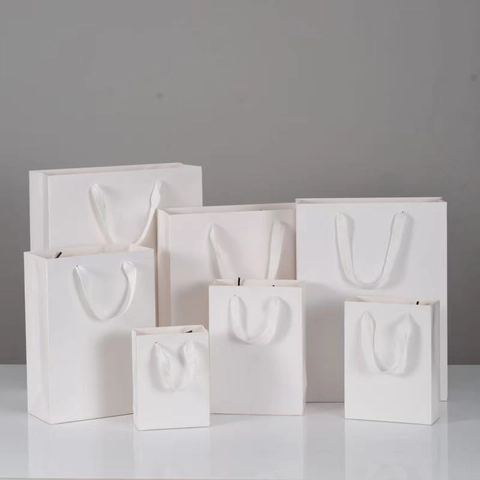 White Paper Gift Bags With Ribbon Handles Minimalist Cardboard Shopping Handbags For Wedding Apparel Cosmetic Packaging
