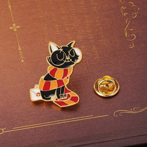 Spilla in Smalto Gatto Nero Cartoon Con Sciarpa a Righe Sulla Busta Distintivo Creativo in Metallo per Decorazione Borsa Abbigliamento
