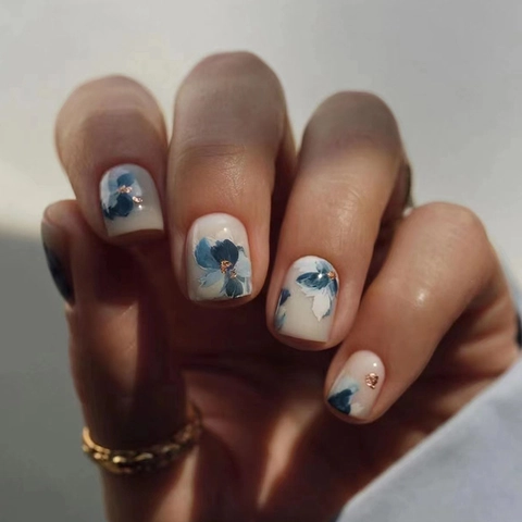 Blaue Kamelien Blumen Press On Nails Kurz Quadratisch Retro Elegant Aquarell Goldfolie Künstliche Nägel