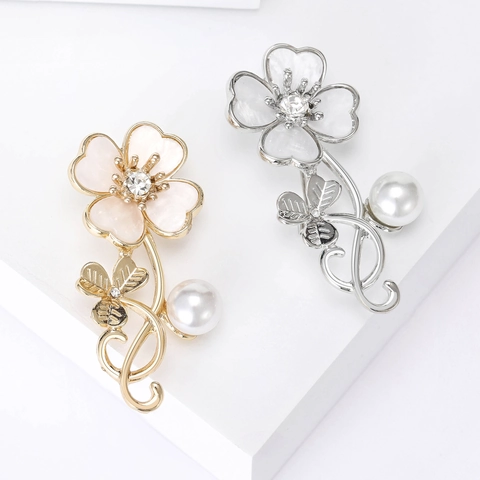 Elegante Broche De Flor Trébol Aleación Concha Rhinestone Alfiler Perla Artificial Hebilla De Pañuelo