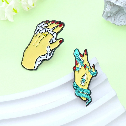Surrealistische Emaille Pin Legierung Brosche Schlange Auge Palme Skelett Hand Verflochten Gotische Kreative Abzeichen