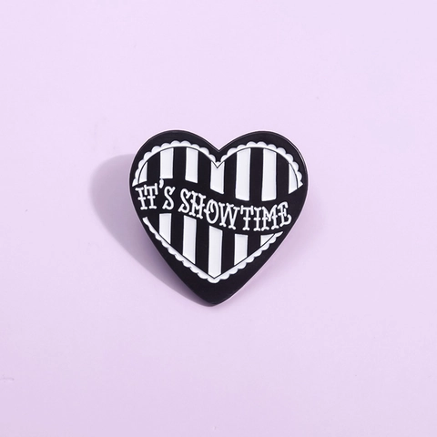 Spilla a Forma Di Cuore in Smalto IT'S SHOWTIME Distintivo in Lega a Righe Bianche E Nere Per Zaino Abbigliamento