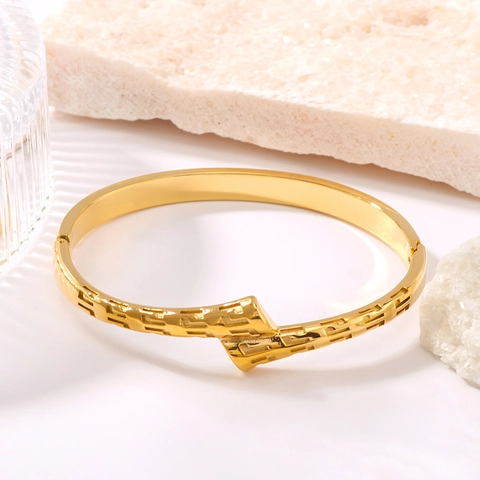 Brazalete De Acero Inoxidable Chapado En Oro De 18K Textura Geométrica De Llave Griega Pulsera De Puño Para Mujer