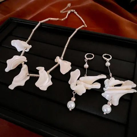 Set Di Gioielli Con Petali Di Madreperla Irregolari Con Collana Di Künstliche Perle Imitate In Lega E Orecchini A Pendente Vintage