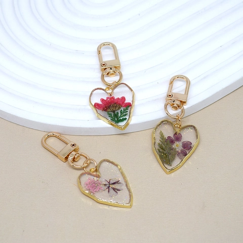 Handmade Heart Shaped Resin Real Dried Flower Keychain Pastoral Style Daisy Floral Bag Pendant For Women Decorative Keyring