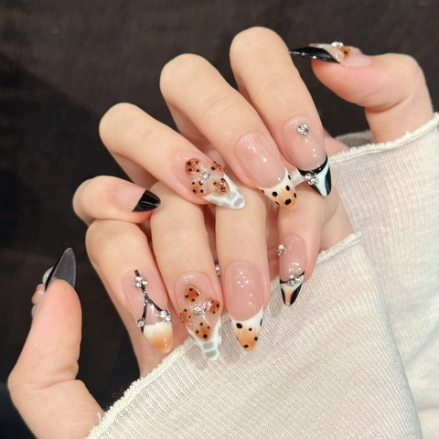 Unghie Finte Fatte a Mano Stampa Leopardata Decorazione Floreale 3D Strass Forma a Mandorla Lunga Stile Dolce e Cool Donna