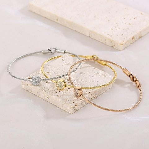 Gedrehtes Kabel Armreif 316L Edelstahl Pave Zirkon Runder Anhänger Minimalistischer Schmuck Frauen Valentinstagsgeschenk