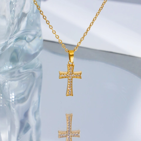 Stainless Steel Gold Plated Cross Pendant Necklace For Women Inlaid Rhinestone Personalized Hip Hop Fashion Jewelry Necklace