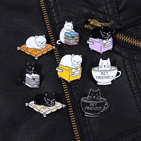 Cartoon Katze Emaille Brosche Süße Tier Abzeichen Kaffeetasse Schlafende Katze Buch Design Legierung Nadeln Für Rucksäcke Jacken Schmuck