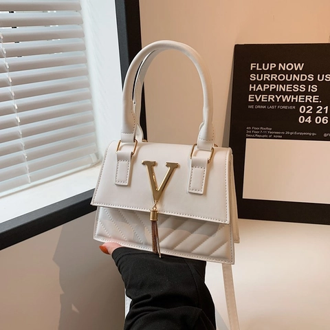 Women Shoulder Bag PU Leather Quilted Square Handbag With Metal V Logo And Tassel Vintage Casual Crossbody Bag