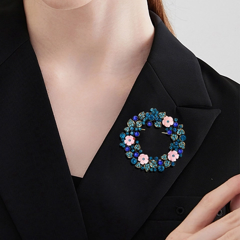 Spilla Vintage a Forma di Fiore Ghirlanda in Lega Placcata Oro Antico per Donna Con Strass e Perle Artificiali Elegante Accessorio di Gioielleria