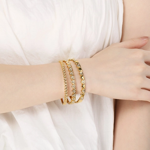 Bracciale Rigido In Acciaio Inossidabile A Forma Di Cuore Placcato Oro Con Zirconi Rhinestones Gioielli Di Moda Per Donna