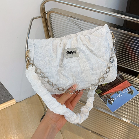 Bolso De Axila Plisado Para Mujer Tela De Nylon Con Cadena De Metal De Flores Bolso De Hombro Casual