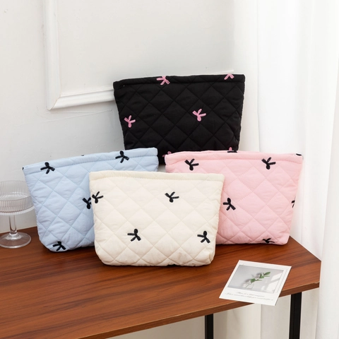 Quilted Bow Embroidery Cosmetic Bag Zippered Trapezoid Toiletry Pouch For Women Daily Use Polyester Fashion Portable