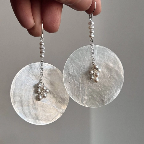 Runde Schelp Kunstparelmoer Druppeloorbellen Met Witte Kunstparels Chique Mode Sieraden Voor Dames Stalen Oorsteker