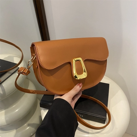 Women Saddle Shoulder Bag PU Leather Retro Fashion Crossbody Purse With Golden Metal Buckle Adjustable Strap Street Style