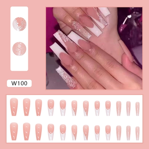 Unghie Finte Lunghe A Bara Con Base Rosa Nude E Punte Francesi Bianche Con Glitter Argento Galassia E Strass Per Look