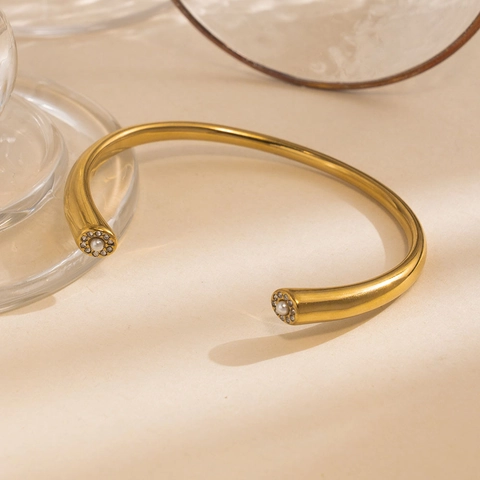 Elegante Bracciale Rigido a C in Acciaio al Titanio Placcato Oro per Donna con Zirconia e Perla Artificiale Gioielli di Lusso