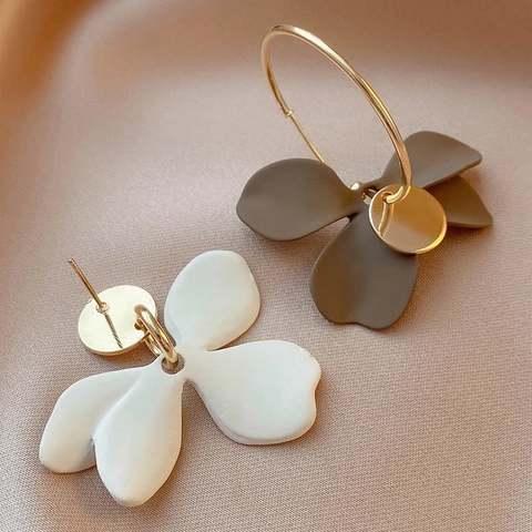 Orecchini A Cerchio Con Fiori Asimmetrici Con Perno In Argento Sterling 925 Lega Colore A Contrasto Floreale Dolce