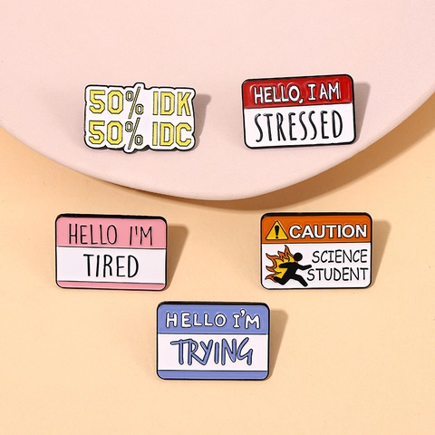 Spille In Smalto Lega Di Zinco Slogan Umoristici In Inglese Design Hello My Name Is Distintivo Arredamento Abbigliamento
