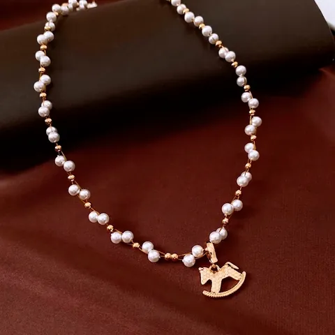 Collana Con Ciondolo Cavallo A Dondolo Perla Artificial Sintetica E Rame Placcato Oro Accessori Moda Eleganti Vintage Da Donna