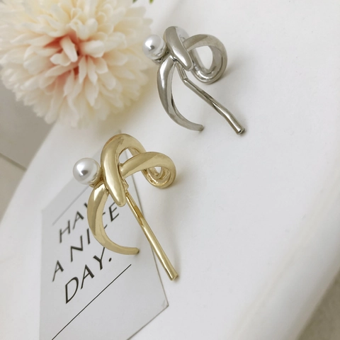Elegant Alloy Artificial Pearl Hair Hook Clip For Women Twisted Metal Ponytail Buckle Retro Minimalist Hairpins Hair Ornaments