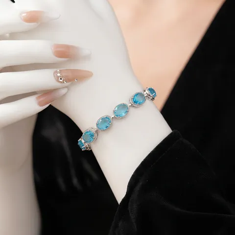 Ovales Zirkonia Kupferarmband Glänzende Blaue Edelsteine Elegante Modeschmuck Für Damen