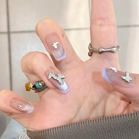 Handgemachte Lila Französische Katzenauge Künstliche Nägel Mit Silber Metall Schmetterling Straßstein Sargform Für Frauen