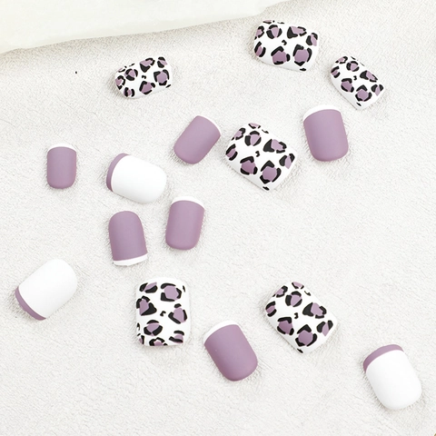 Unghie Finte A Pressione Viola Lavanda Opaco Stampa Leopardata Stile Francese Quadrato Corto Per Donne