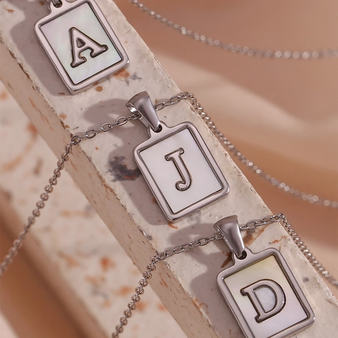 Edelstahl Rechteck Buchstaben Anhänger Halskette mit Künstlicher Perle Inlay Silber Alphabet Initial Charm für Damen Minimalistischer Schmuck