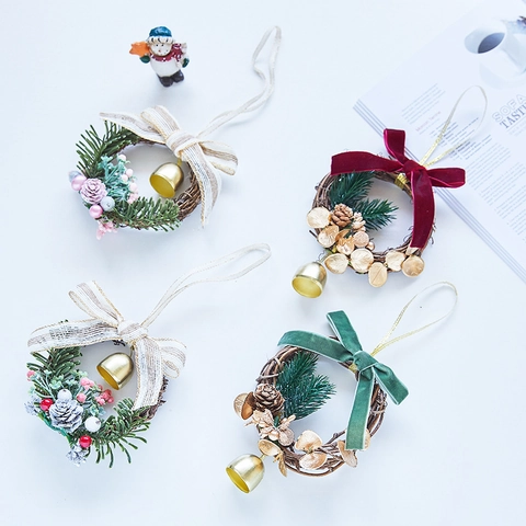 Corona Di Natale In Rattan Con Pigne Bacche Campanelli Fiocchi Decorazione Natalizia Da Appendere