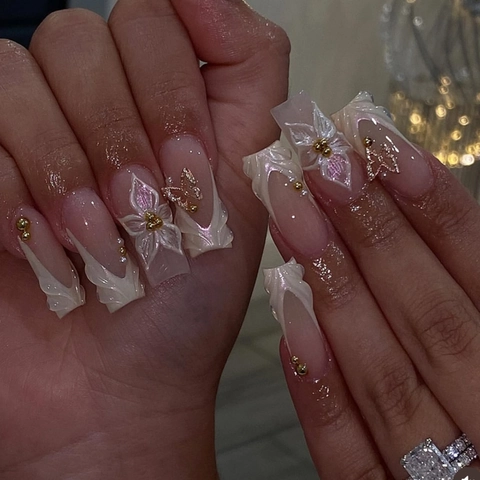 Franse Lange Vierkante Press On Nagels Stereoscopische Bloem Gouden Vlinder Kunstparel Elegante Kunstnagels Voor Dames