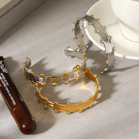 Französisches Retro Gehämmertes Offener Armreif Edelstahl Gold Beschichtet Perlenkante Mode Schmuck Für Frauen