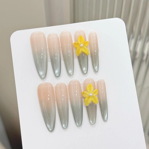 Unghie Finte Fatte A Mano Lunghe Stiletto Occhio Di Gatto Sfumato Verde Menta Fiore Giallo 3D Perla Artificial Stile Francese