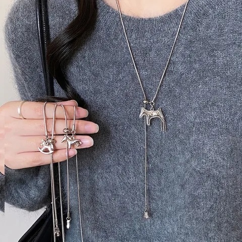 Elegante Silberfarbene Kupferhalskette Mit Ponyanhänger Quaste Schlangenkette Und Verstellbare Lange Pulloverkette