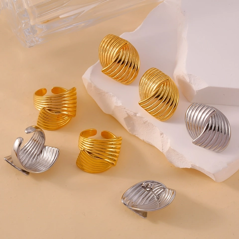 Titanium Stalen Oorbellen Met Golftextuur En Verstelbare Ring 18K Verguld Minimalistische Gepolijste Mode Voor Dames