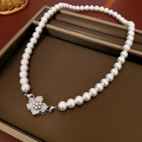 Elegante Künstliche Perlenkette Mit Zirkonia-Blumenverschluss Kupfer Vintage Luxus Mode Schmuck Für Damen