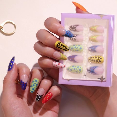 Französische Bunte Polka Dot Press On Nägel Kurze Mandelform Falsche Nägel Für Frauen Mode Maniküre Kunst